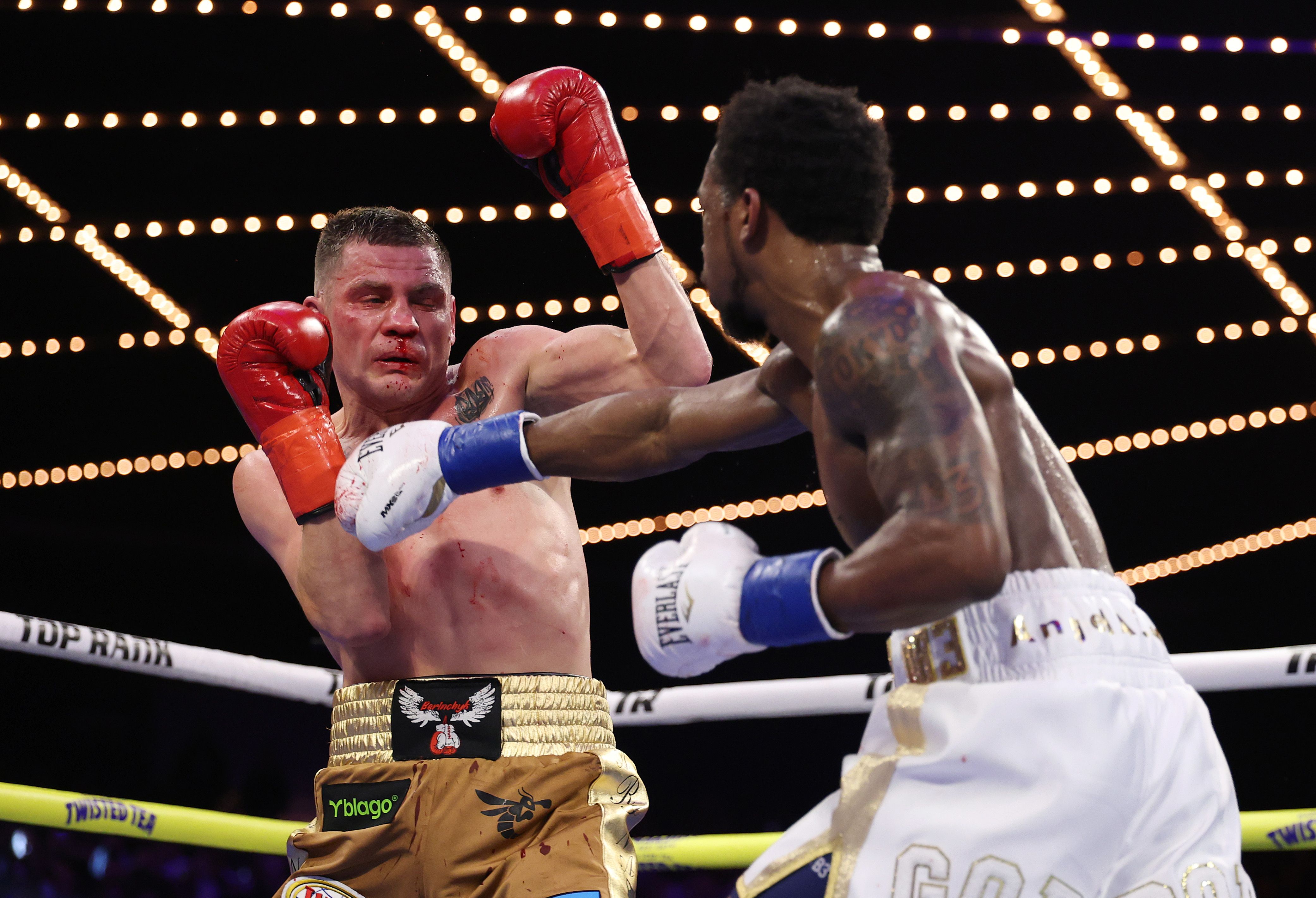 Беринчик Дэвис - результат боя, кто победил - смотреть онлайн видео бокса 14 февраля Беринчик Дэвис - результат боя, кто победил - смотреть онлайн видео бокса 14 февраля