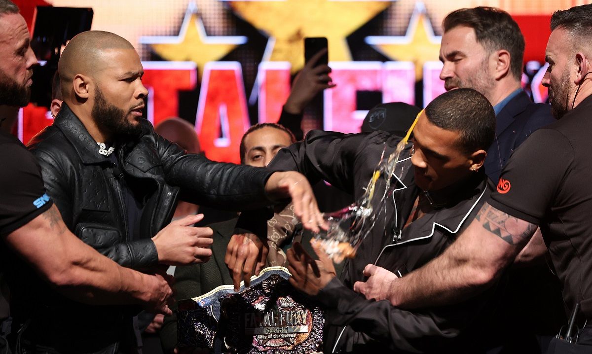 Юбенк-младший ударил Бенна по лицу, разбив на нем яйцо Юбенк-младший ударил Бенна по лицу, разбив на нем яйцо