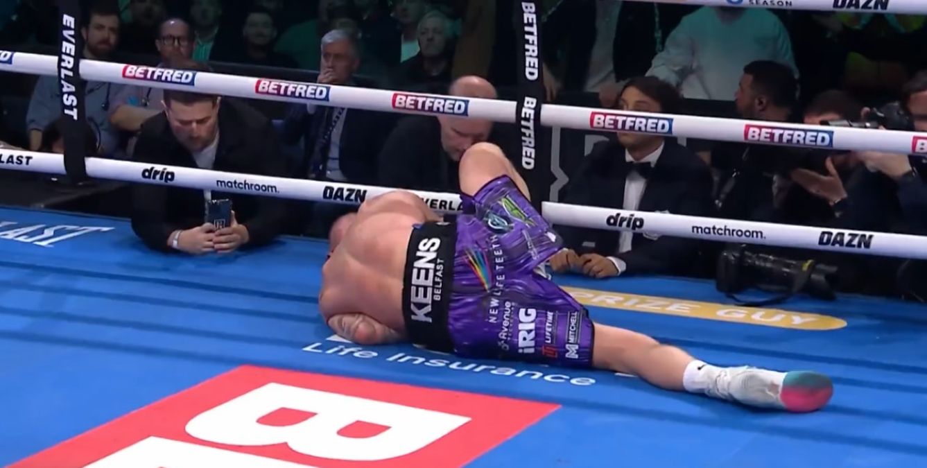 Пэдди Донован отправил Льиюса Крокера в нокдаун после гонга и проиграл бой - видео Пэдди Донован отправил Льиюса Крокера в нокдаун после гонга и проиграл бой - видео