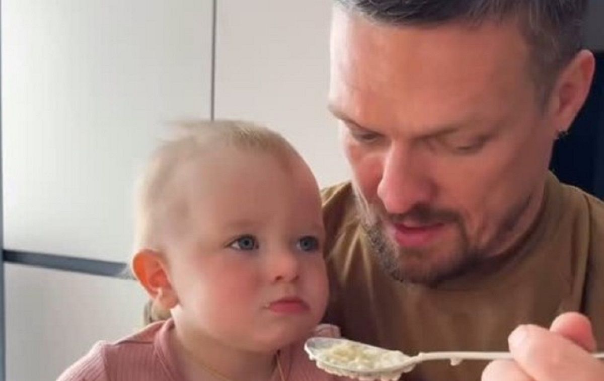 Александр Усик кормит самую младшую дочь Марию Александр Усик кормит самую младшую дочь Марию