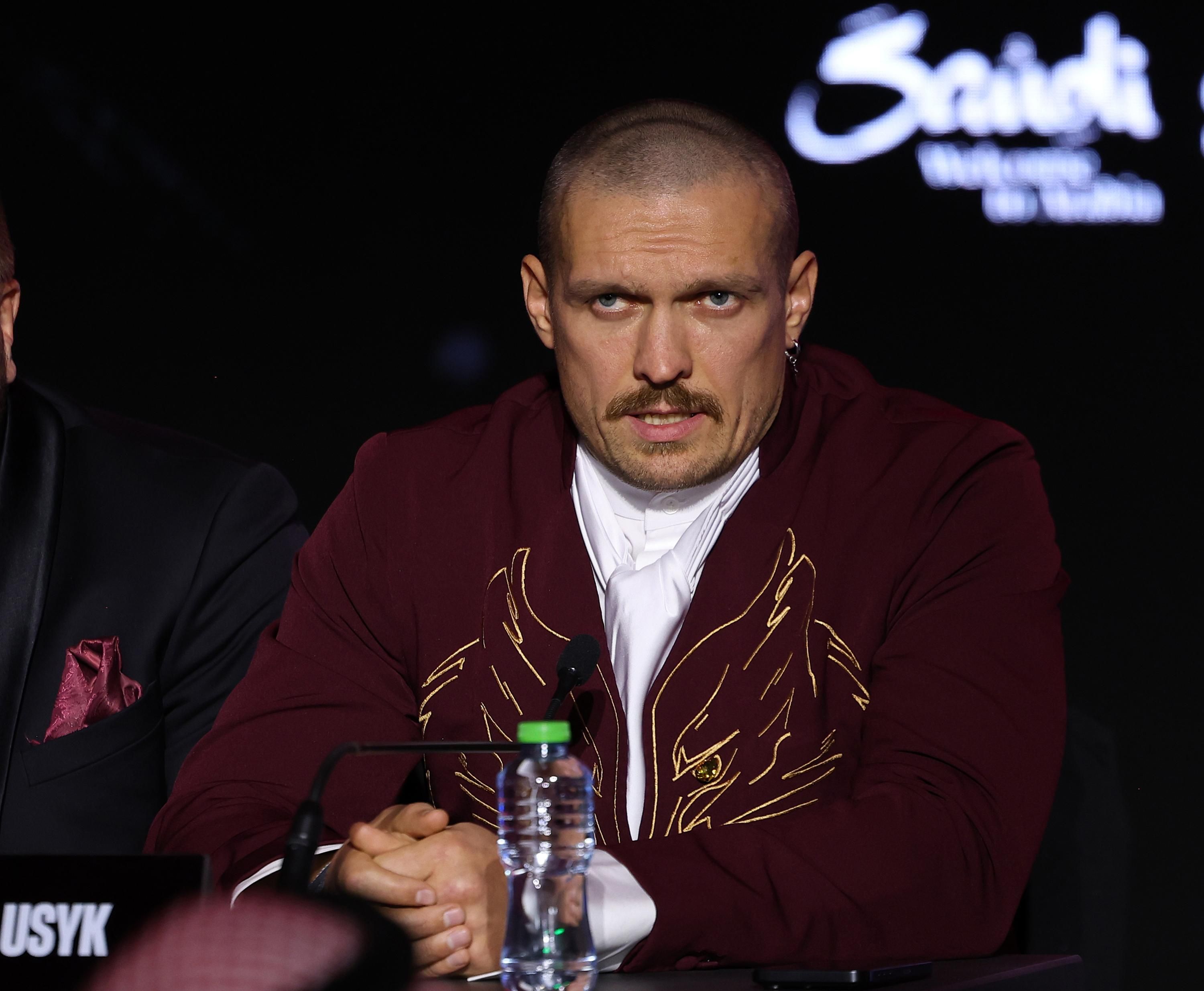 Александр Усик поспорил с представителем команды Даниэля Дюбуа - что произошло Александр Усик поспорил с представителем команды Даниэля Дюбуа - что произошло