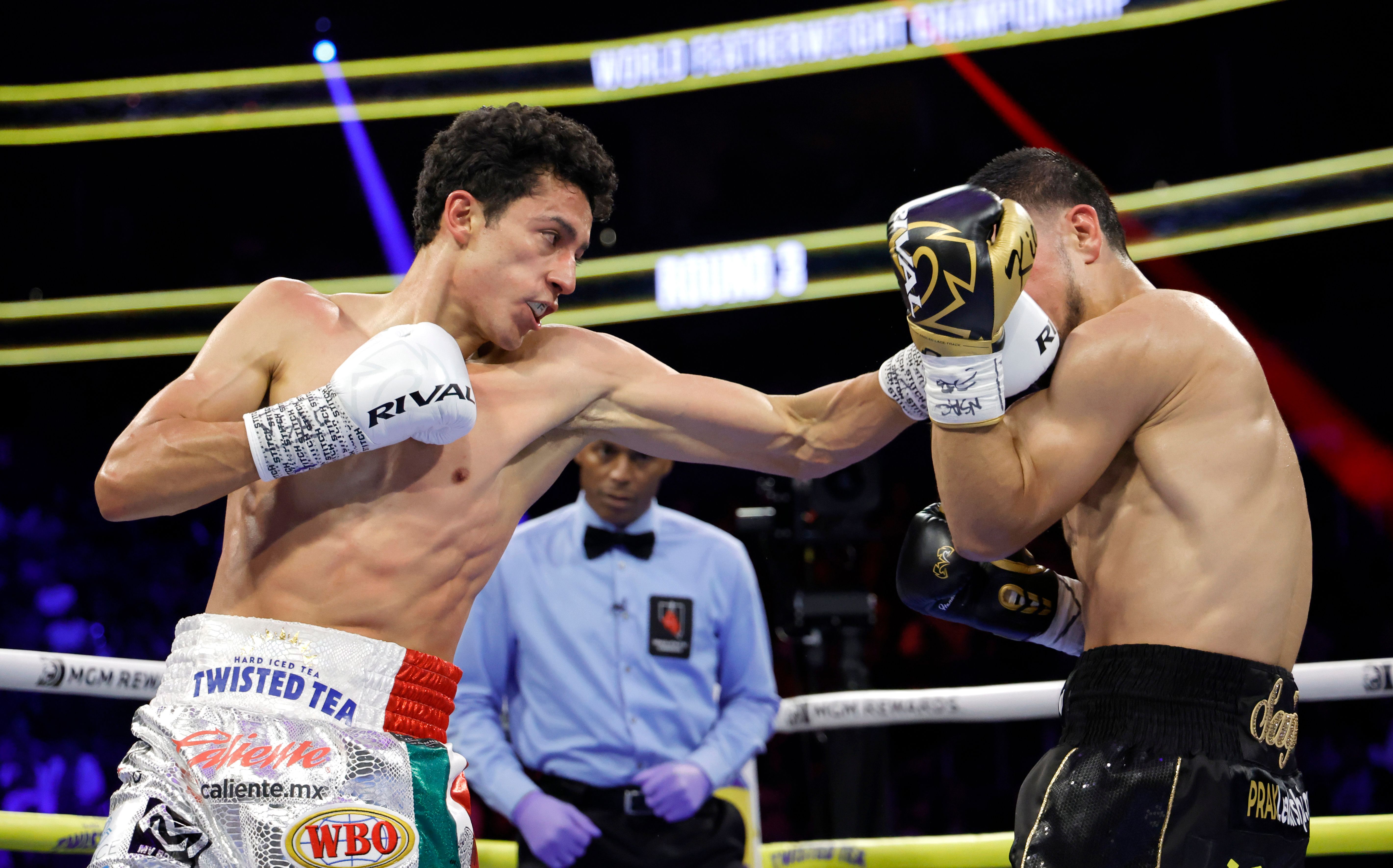 Рафаэль Эспионоза победил Эдварда Васкеса в бою за титул WBO - видео