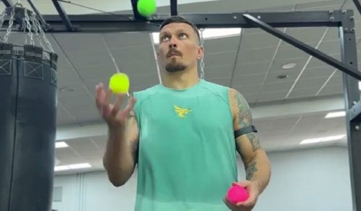 Александр Усик опубликовал видео с жонглированием в тренировочном лагере Александр Усик опубликовал видео с жонглированием в тренировочном лагере
