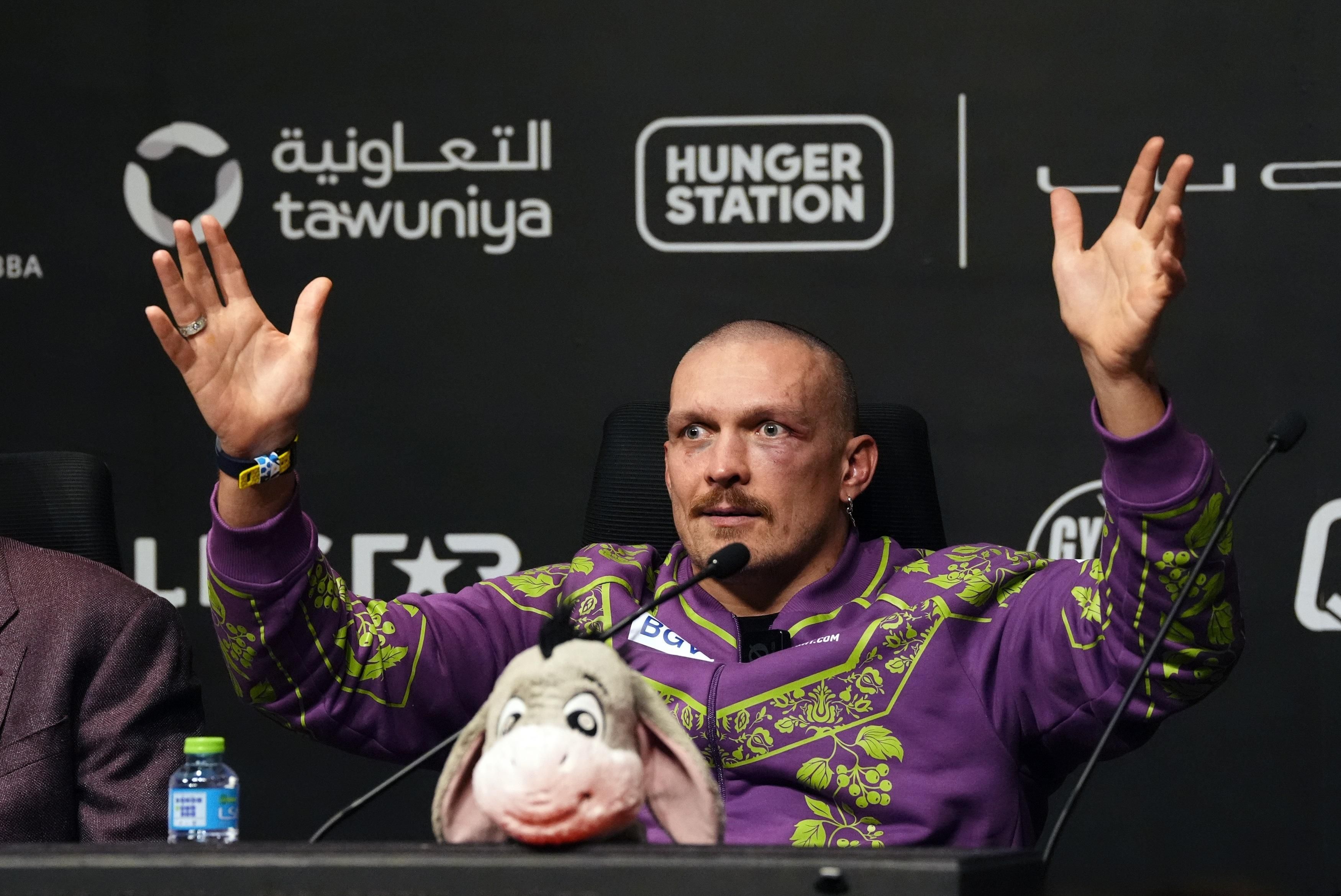 Усик провів спаринг з Амосовим - боксер зустрівся з бійцем ММА у тренувальному бою