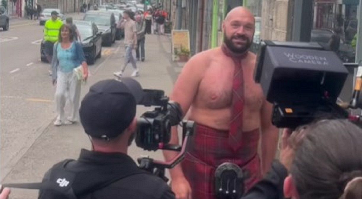 Тайсон Фьюри в килте и с голым торсом снялся в фильме для Netflix Тайсон Фьюри в килте и с голым торсом снялся в фильме для Netflix