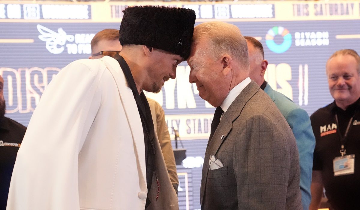 Александр Усик провел дуэль взглядов с промоутером Даниэля Дюбуа Александр Усик провел дуэль взглядов с промоутером Даниэля Дюбуа