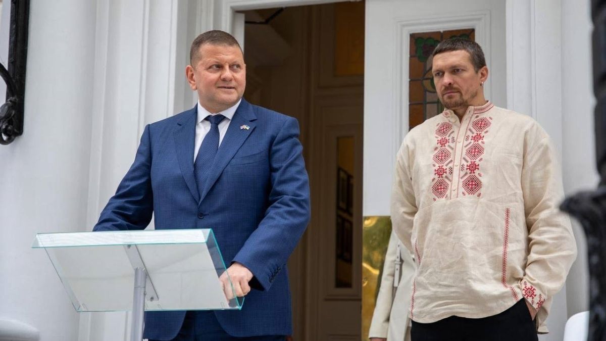 Усик победил Дюбуа в реванше - реакция Залужного на победу украинского боксера