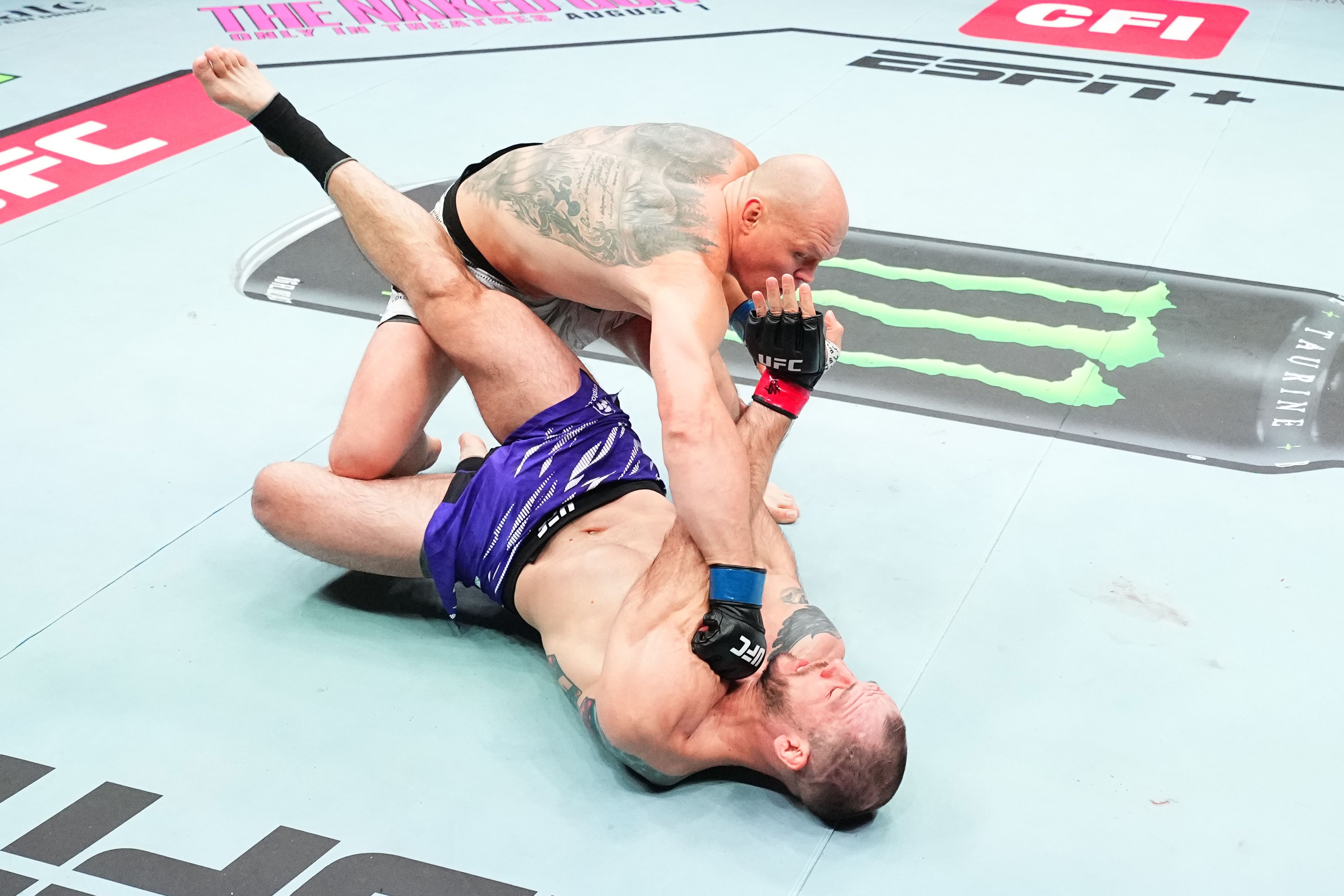 Крилов програв Гуськову на турнірі UFC on ABC 9 в Абу-Дабі 