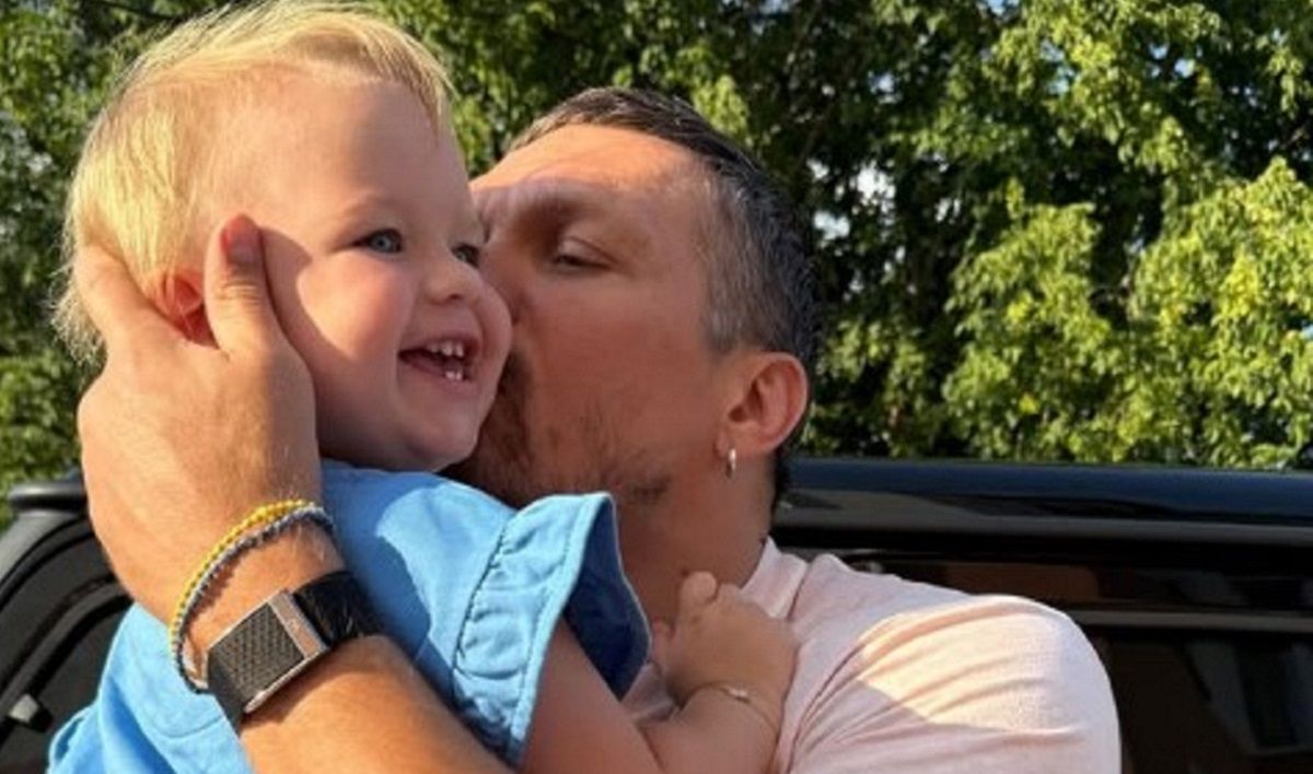 Олександр Усик прогулявся із молодшою донькою після повернення в Україну