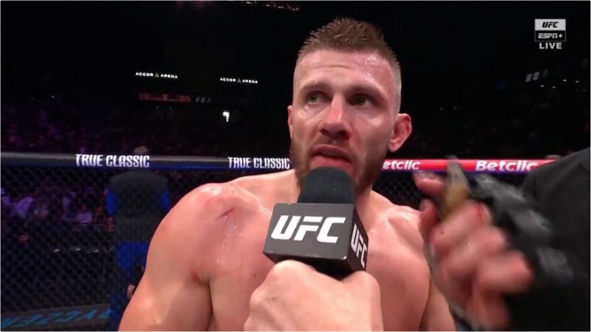 Роберт Бричек ошибся в интервью после победы в бою на турнире UFC - видео Роберт Бричек ошибся в интервью после победы в бою на турнире UFC - видео