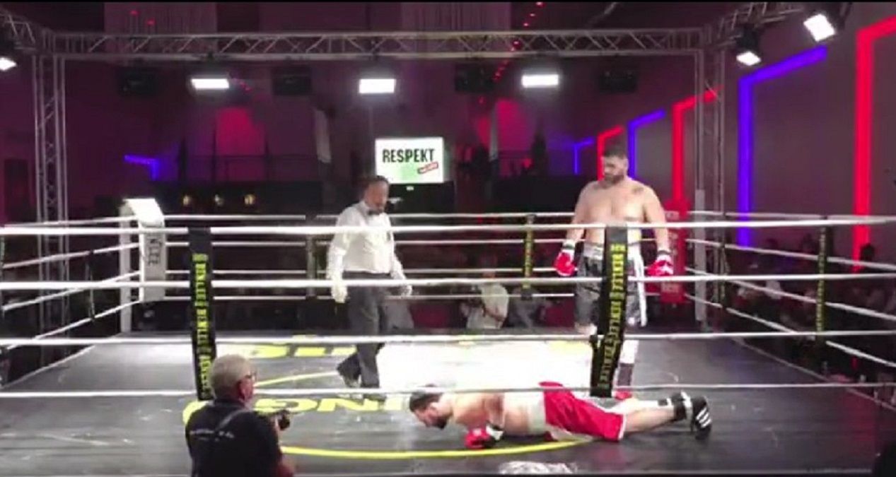 Эпический нокаут в бою Адемажа против Тезера в Мюнхене Эпический нокаут в бою Адемажа против Тезера в Мюнхене