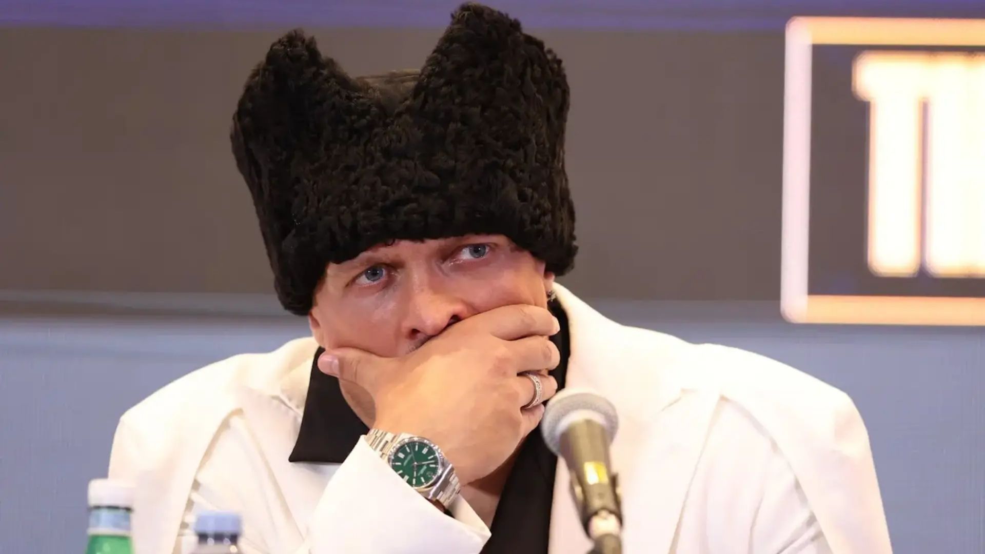 Бой Усика вызвал скандал - что известно о поединке с Верховеном Бой Усика вызвал скандал - что известно о поединке с Верховеном