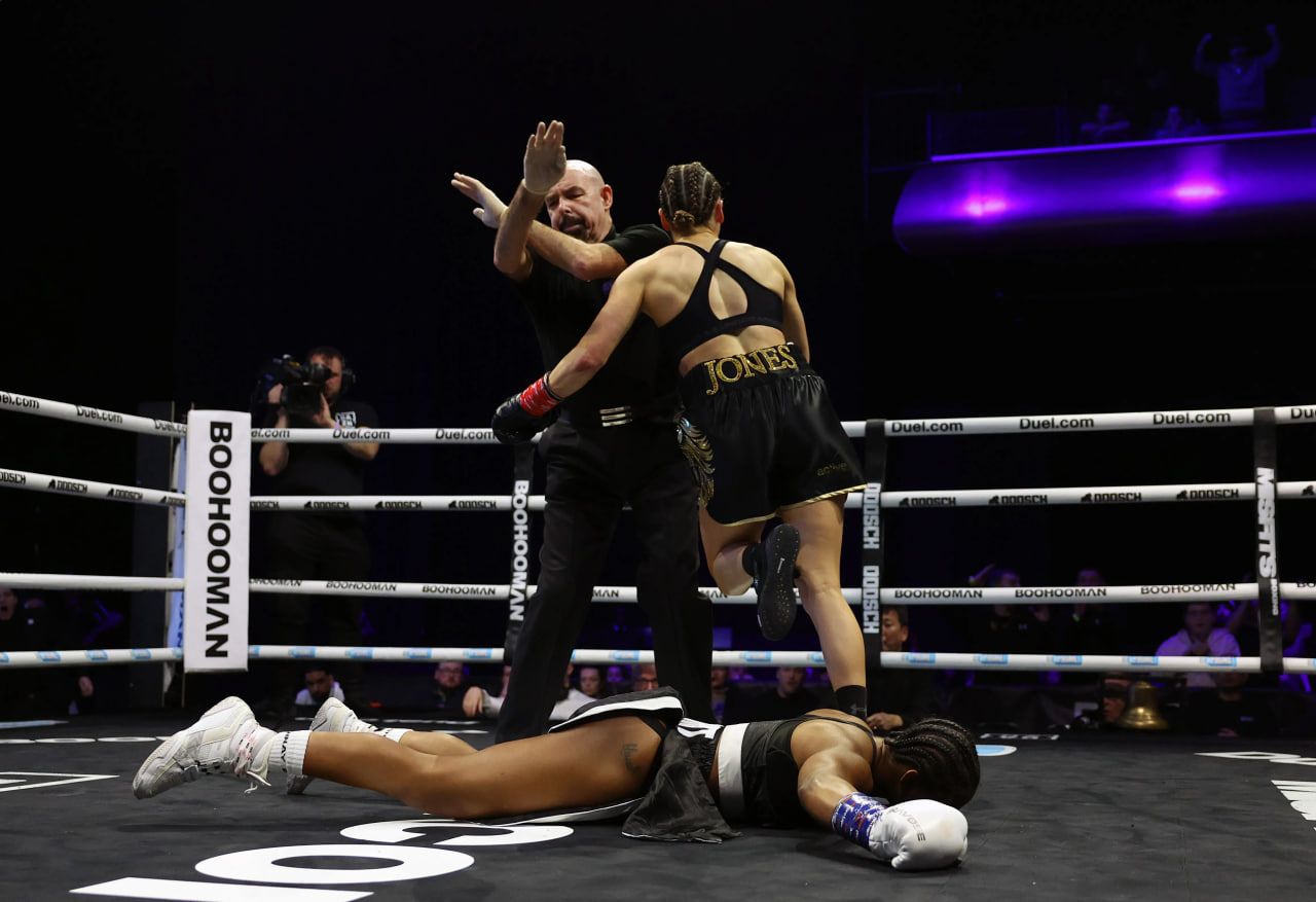 Джейд Джонс проти Єгипт Крісс Джейд Джонс проти Єгипт Крісс