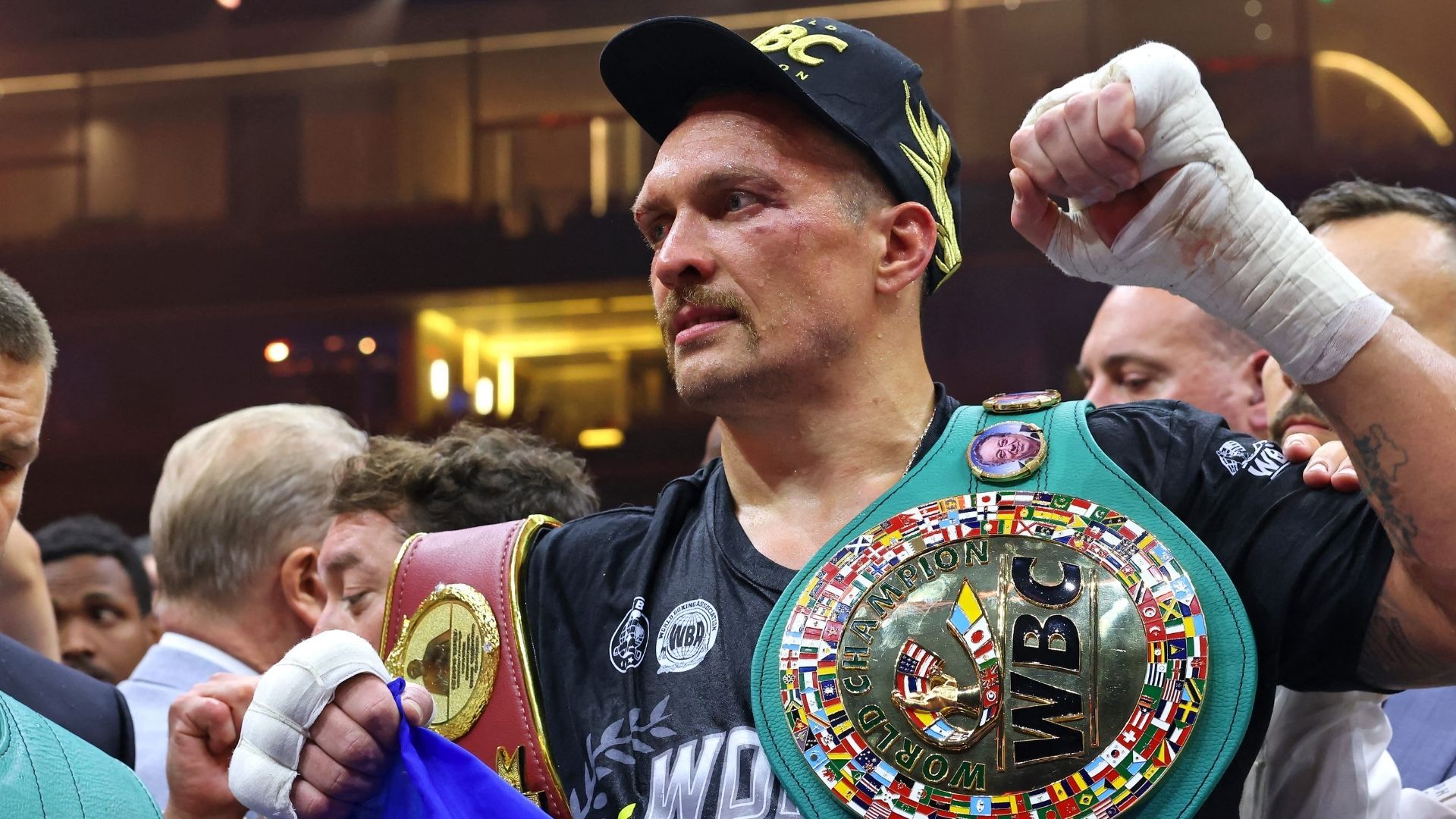 Усик может потерять пояс чемпиона WBC из-за Агита Кабаэла Усик может потерять пояс чемпиона WBC из-за Агита Кабаэла