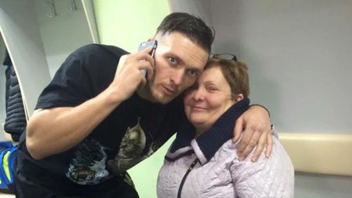 Александр Усик с мамой